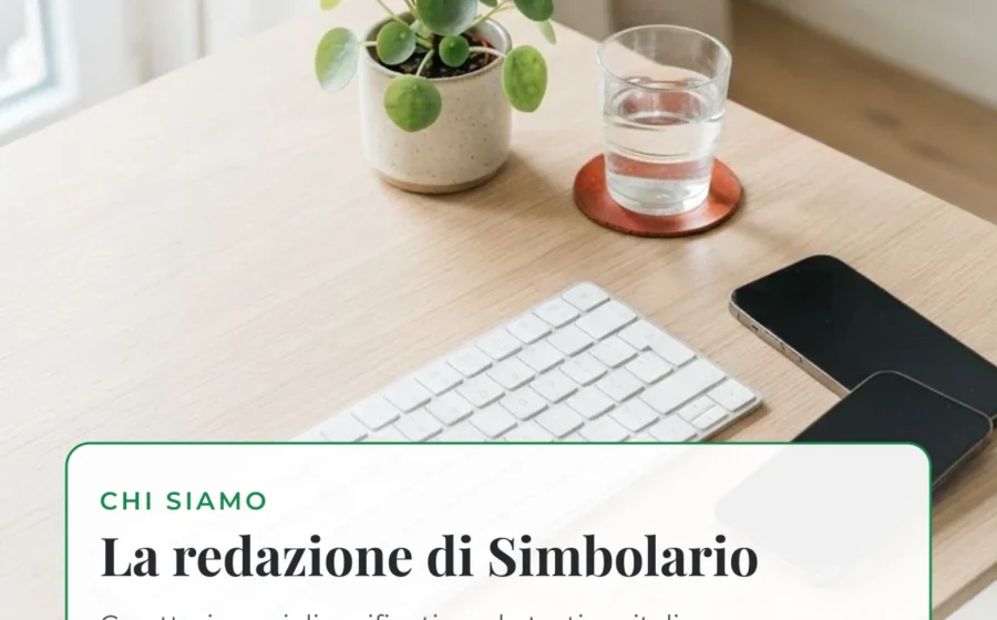 Chi siamo Simbolario: redazione di caratteri speciali verificati per la tastiera italiana, scrivania chiara con tastiera e smartphone