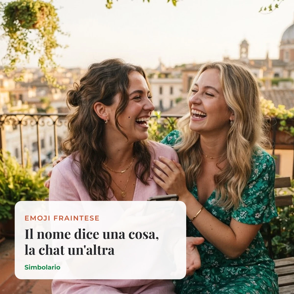 Emoji dal significato frainteso: due amiche ridono guardando la chat su una terrazza italiana