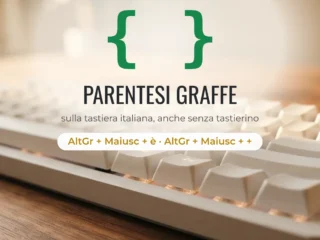 Parentesi graffe { } sulla tastiera italiana: AltGr + Maiusc + è e AltGr + Maiusc + +, tastiera meccanica chiara su scrivania